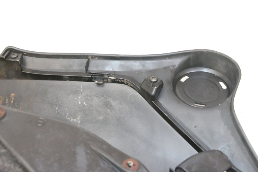 photo de TAPA REPOSAPIES IZQUIERDA PIAGGIO IE MP3 YOURBAN 300 (2011 - 2016) - Detalles de los puntos de fijación