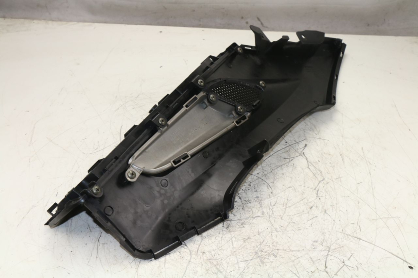 photo de TAPA REPOSAPIES IZQUIERDA KYMCO K-XCT 125 (2013 - 2017) - Zoom estado de uso