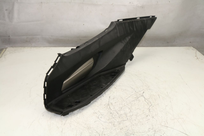 photo de TAPA REPOSAPIES IZQUIERDA KYMCO K-XCT 125 (2013 - 2017) - Primer plano técnico