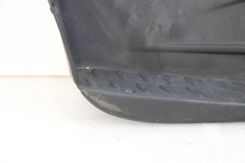 photo de TAPA REPOSAPIES IZQUIERDA RENAULT KOURANOS 125 (2001 - 2004) - Primer plano técnico