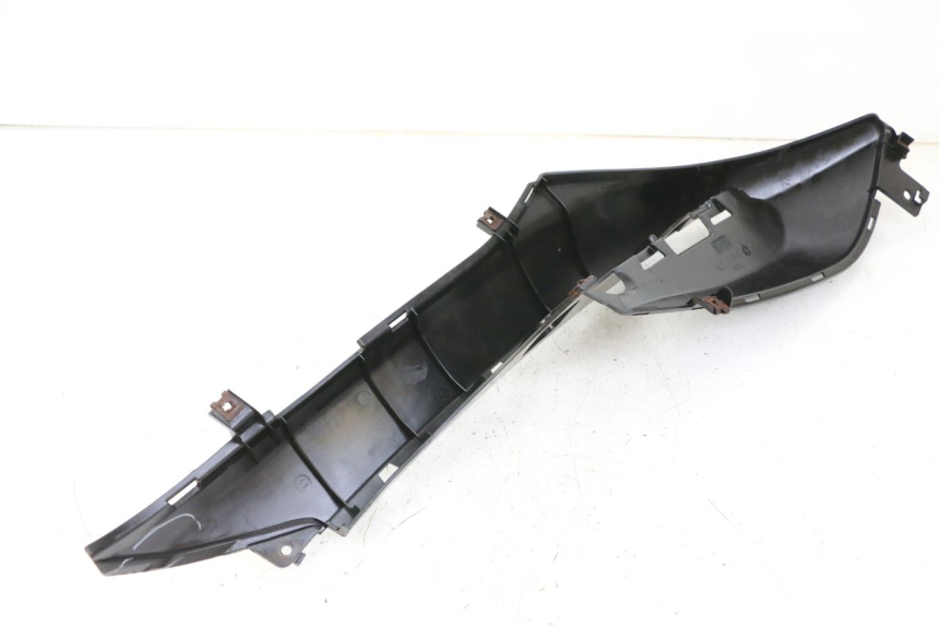 photo de TAPA REPOSAPIES IZQUIERDA MBK OVETTO ONE 2T 50 (2013 - 2017) - Primer plano técnico