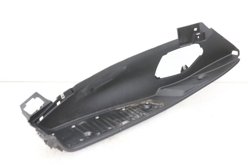 photo de TAPA REPOSAPIES IZQUIERDA PIAGGIO MP3 HPE 350 (2018 - 2020) - Primer plano técnico