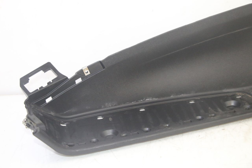 photo de TAPA REPOSAPIES IZQUIERDA PIAGGIO MP3 HPE 350 (2018 - 2020) - Detalle de la pieza