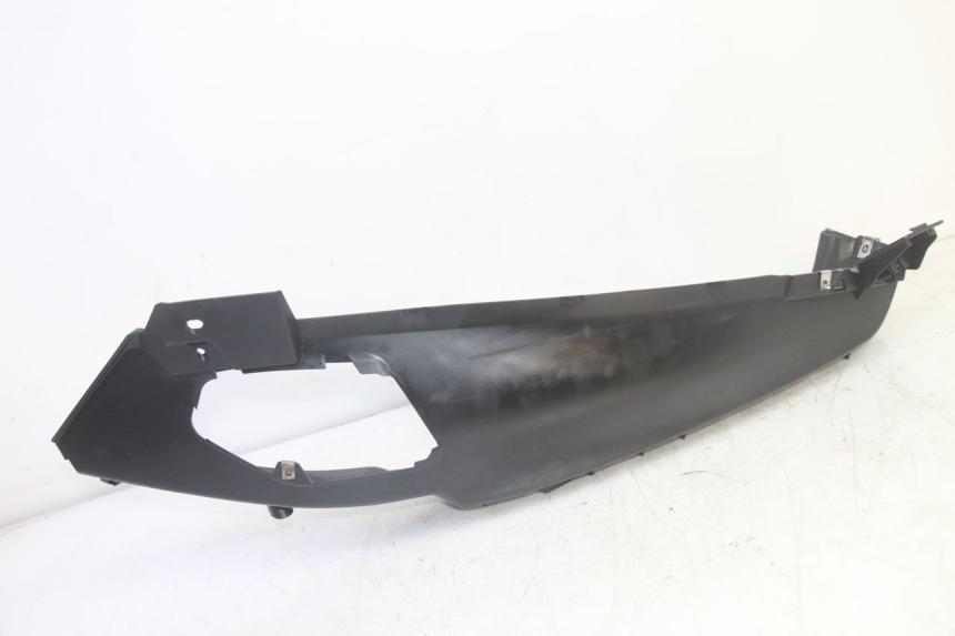 photo de TAPA REPOSAPIES IZQUIERDA PIAGGIO MP3 HPE 350 (2018 - 2020) - Primer plano técnico