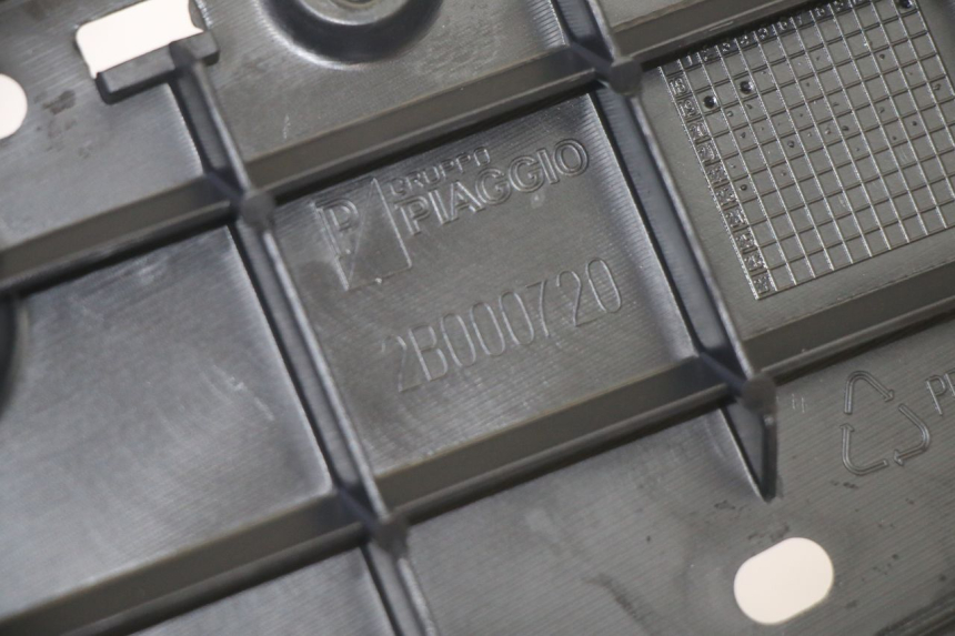 photo de TAPA REPOSAPIES IZQUIERDA PIAGGIO MP3 HPE 350 (2018 - 2020) - Detalles de los puntos de fijación