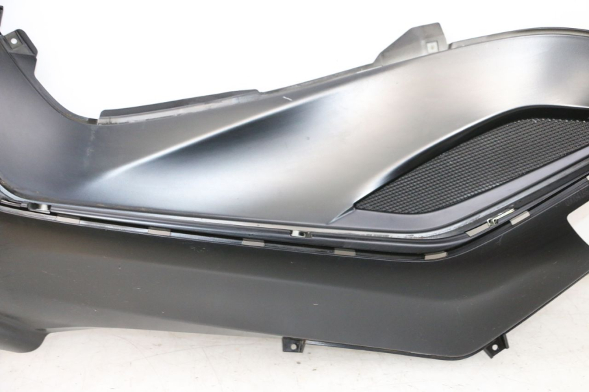 photo de TAPA REPOSAPIES IZQUIERDA PIAGGIO MP3 HPE 300 (2019 - 2026) - Foto de producto adicional