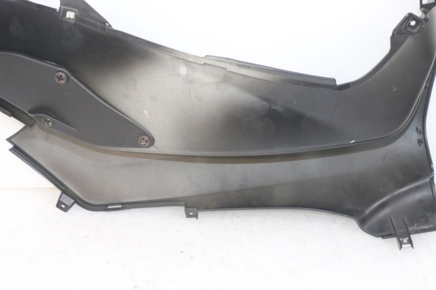 photo de TAPA REPOSAPIES IZQUIERDA PIAGGIO MP3 HPE 300 (2019 - 2026) - Otra perspectiva