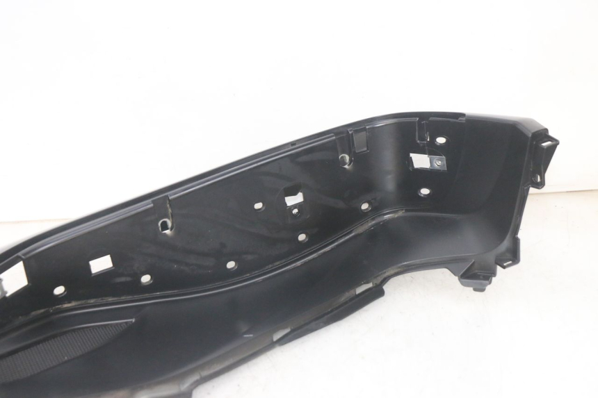 photo de TAPA REPOSAPIES IZQUIERDA PIAGGIO MP3 HPE 300 (2019 - 2026) - Recambio usado revisado