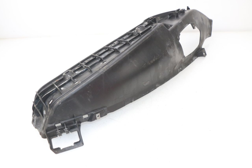 photo de TAPA REPOSAPIES IZQUIERDA PIAGGIO MP3 LT 400 (2007 - 2012) - Primer plano técnico