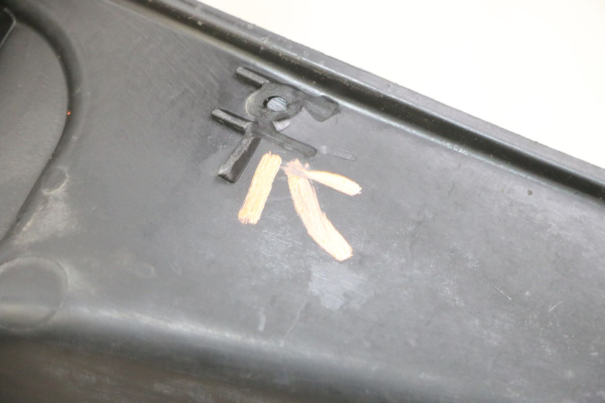 photo de TAPA REPOSAPIES IZQUIERDA PIAGGIO MP3 LT 300 (2010 - 2016) - Detalle de la pieza