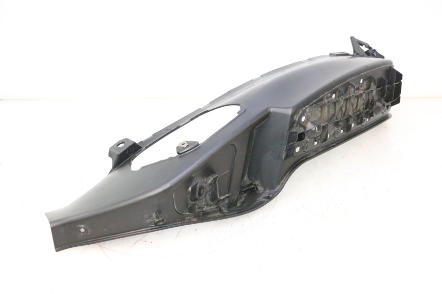 photo de TAPA REPOSAPIES IZQUIERDA PIAGGIO MP3 LT 400 (2007 - 2012) - Primer plano técnico