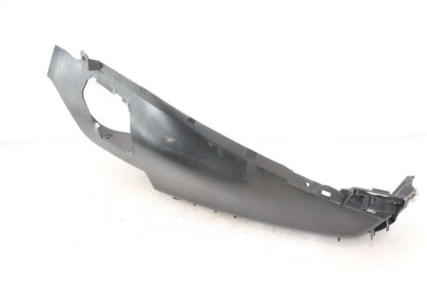 photo de TAPA REPOSAPIES IZQUIERDA PIAGGIO MP3 LT 400 (2007 - 2012) - Detalles de los puntos de fijación