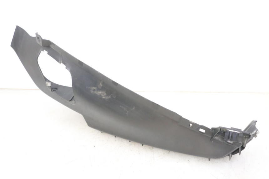 photo de TAPA REPOSAPIES IZQUIERDA PIAGGIO MP3 RL 250 (2006 - 2010) - Primer plano técnico