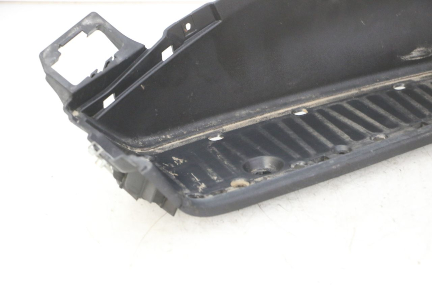 photo de TAPA REPOSAPIES IZQUIERDA PIAGGIO MP3 RL 250 (2006 - 2010) - Detalles de los puntos de fijación