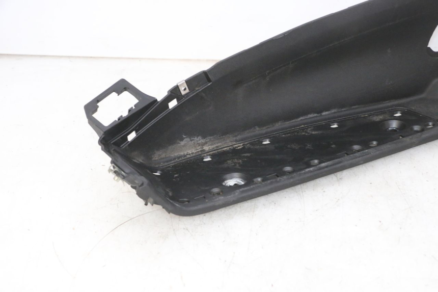 photo de TAPA REPOSAPIES IZQUIERDA PIAGGIO MP3 500 (2016 - 2018) - Otra vista del artículo