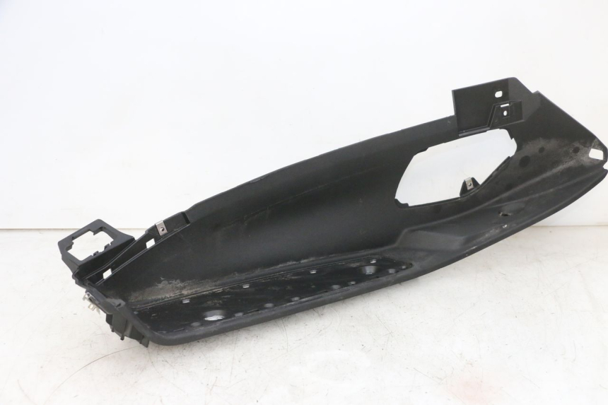 photo de TAPA REPOSAPIES IZQUIERDA PIAGGIO MP3 500 (2016 - 2018) - Características distintivas