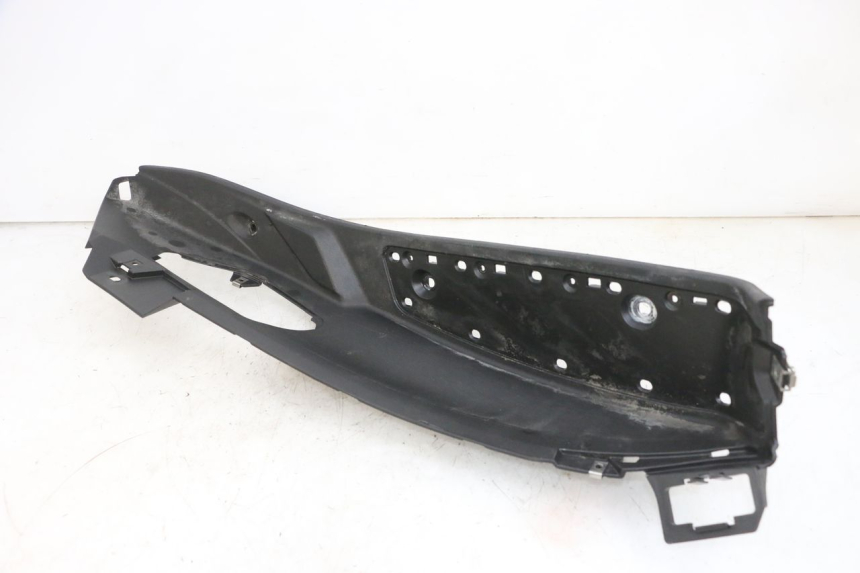 photo de TAPA REPOSAPIES IZQUIERDA PIAGGIO MP3 500 (2016 - 2018) - Detalles de los puntos de fijación