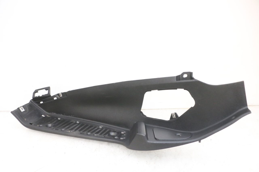 photo de TAPA REPOSAPIES IZQUIERDA PIAGGIO MP3 RL 250 (2006 - 2010) - Detalles de los puntos de fijación