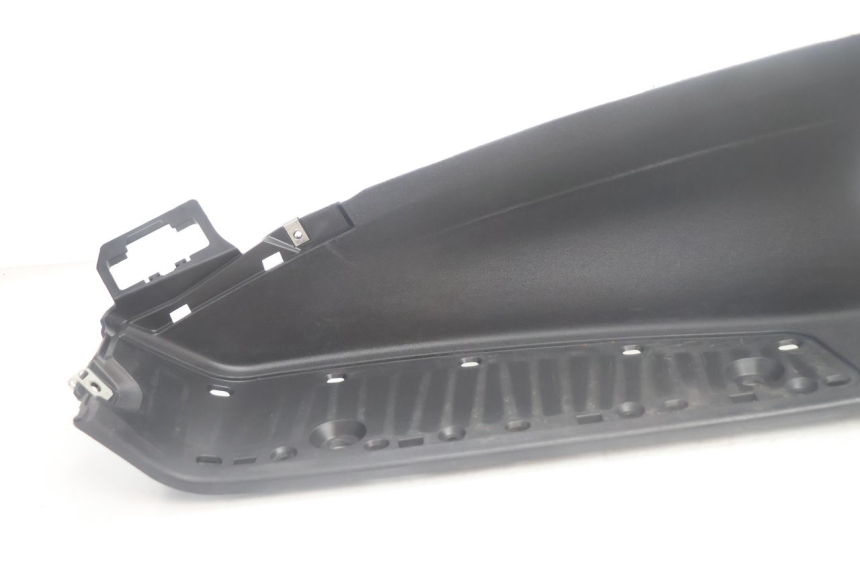photo de TAPA REPOSAPIES IZQUIERDA PIAGGIO MP3 500 (2016 - 2018) - Detalle de la pieza