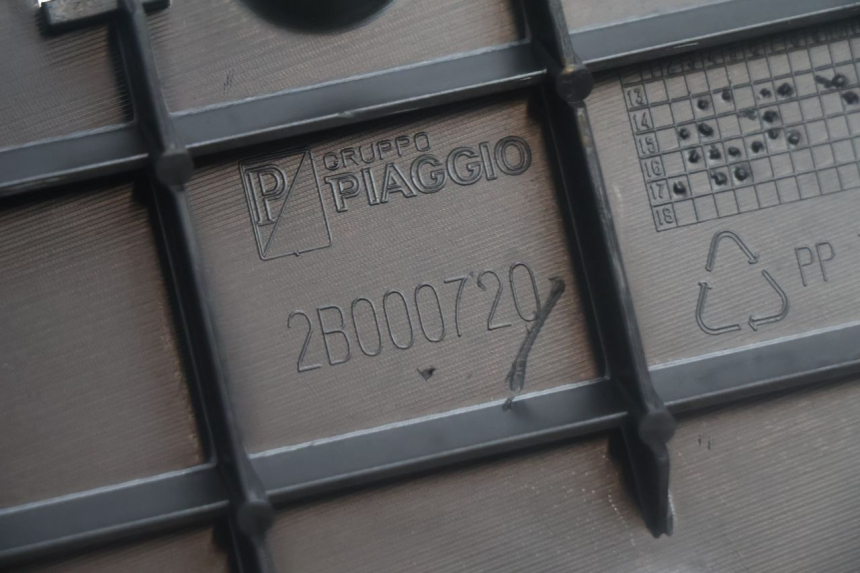 photo de TAPA REPOSAPIES IZQUIERDA PIAGGIO MP3 500 (2016 - 2018) - Detalles de los puntos de fijación