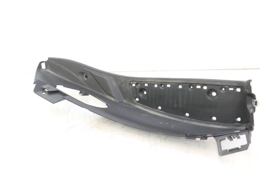 photo de TAPA REPOSAPIES IZQUIERDA PIAGGIO MP3 500 (2016 - 2018) - Primer plano técnico