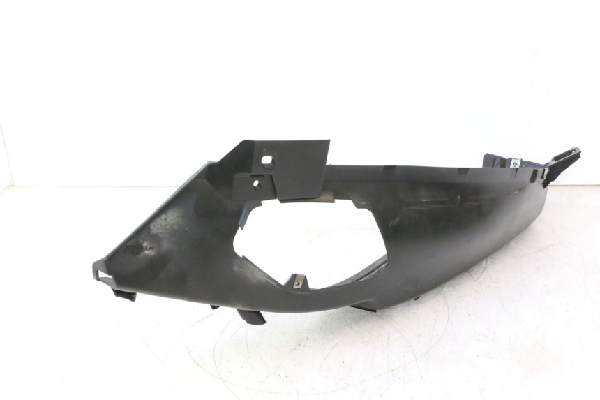 photo de TAPA REPOSAPIES IZQUIERDA PIAGGIO MP3 500 (2016 - 2018) - Detalles de los puntos de fijación