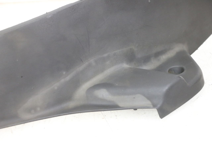 photo de TAPA REPOSAPIES IZQUIERDA PEUGEOT ELYSTAR 125 (2002 - 2007) - Primer plano técnico