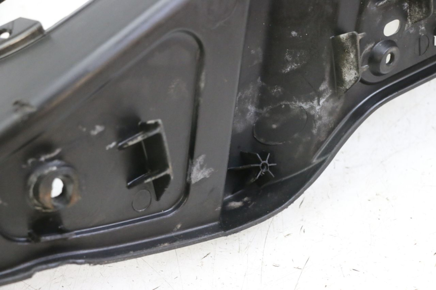 photo de PATA DE PIE IZQUIERDA PIAGGIO X8 125 (2004 - 2007) - Primer plano técnico