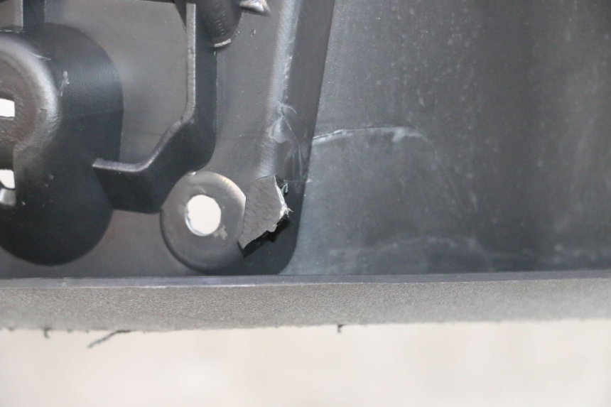 photo de TAPA REPOSAPIES IZQUIERDA JM MOTORS R-MAX TECH 50 (2024 - 2026) - Detalle de la pieza