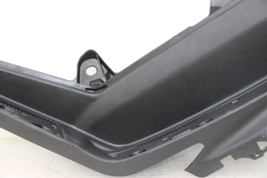 photo de TAPA REPOSAPIES IZQUIERDA JM MOTORS R-MAX TECH 50 (2024 - 2026) - Primer plano de alta resolución