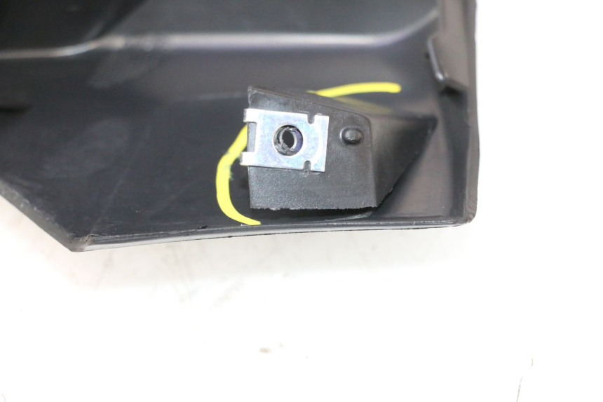 photo de TAPA REPOSAPIES IZQUIERDA JM MOTORS R-MAX TECH 50 (2024 - 2026) - Primer plano técnico