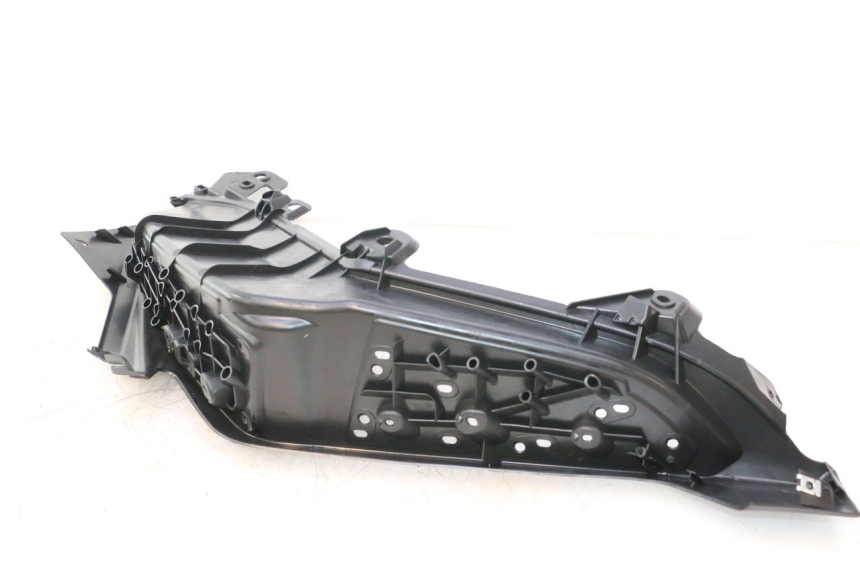 photo de TAPA REPOSAPIES IZQUIERDA JM MOTORS R-MAX TECH 50 (2024 - 2026) - Detalles de los puntos de fijación