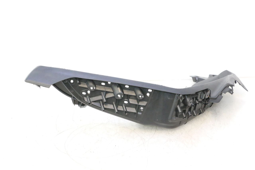 photo de TAPA REPOSAPIES IZQUIERDA JM MOTORS R-MAX TECH 50 (2024 - 2026) - Marcados y referencias originales