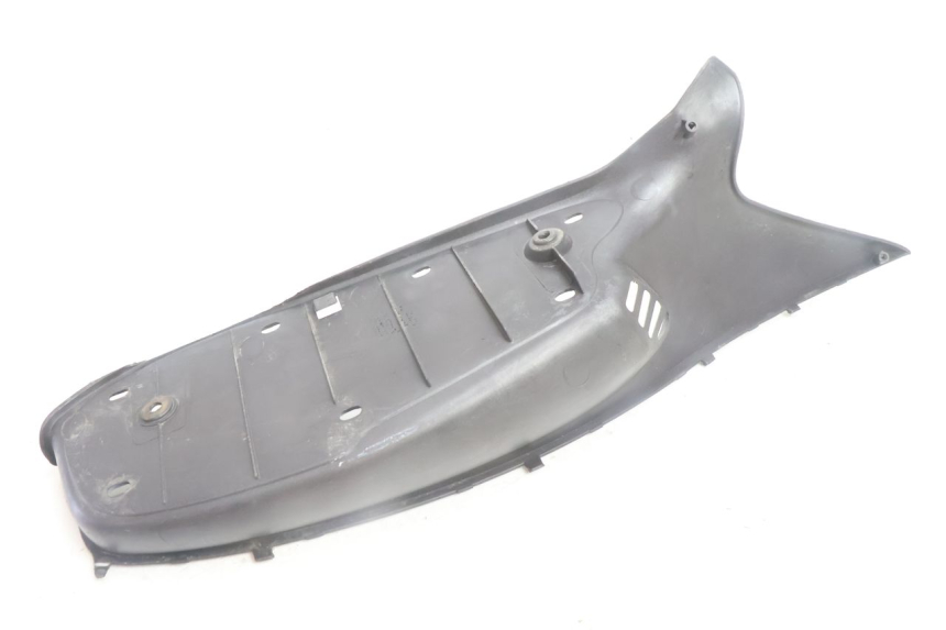 photo de TAPA REPOSAPIES IZQUIERDA GILERA RUNNER SP 50 (2002 - 2004) - Características distintivas