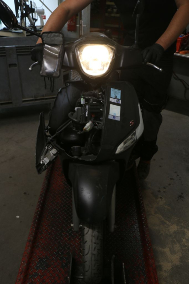 photo de PATA DE APOYO IZQUIERDA PEUGEOT SATELIS COMPRESSOR K15 125 (2006 - 2009) - Recambio usado revisado