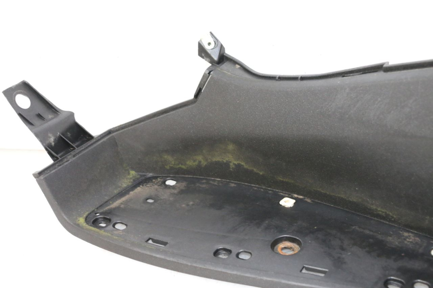 photo de TAPA REPOSAPIES IZQUIERDA PEUGEOT SATELIS 125 (2013 - 2018) - Detalles de los puntos de fijación