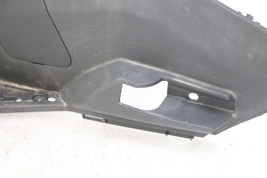 photo de TAPA REPOSAPIES IZQUIERDA PEUGEOT SATELIS 125 (2013 - 2018) - Características distintivas