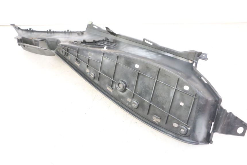 photo de TAPA REPOSAPIES IZQUIERDA PEUGEOT SATELIS 125 (2013 - 2018) - Primer plano técnico