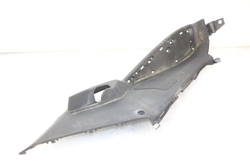 photo de TAPA REPOSAPIES IZQUIERDA PEUGEOT SATELIS 125 (2013 - 2018) - Detalles de los puntos de fijación