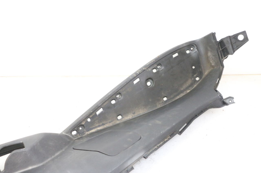 photo de TAPA REPOSAPIES IZQUIERDA PEUGEOT SATELIS 125 (2013 - 2018) - Estado de la superficie y material