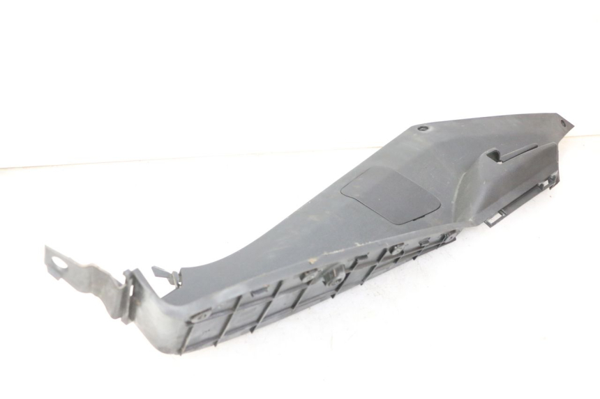 photo de TAPA REPOSAPIES IZQUIERDA PEUGEOT SATELIS 125 (2013 - 2018) - Marcados y referencias originales