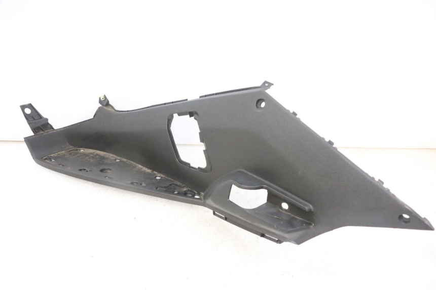 photo de TAPA REPOSAPIES IZQUIERDA PEUGEOT SATELIS 125 (2013 - 2018) - Detalle de la pieza