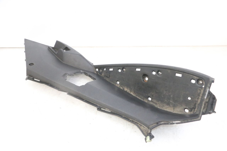 photo de TAPA REPOSAPIES IZQUIERDA PEUGEOT SATELIS 125 (2013 - 2018) - Zoom estado de uso