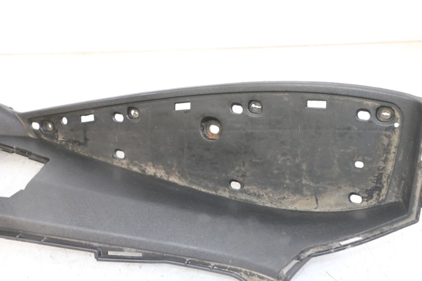 photo de TAPA REPOSAPIES IZQUIERDA PEUGEOT SATELIS 125 (2013 - 2018) - Otra perspectiva