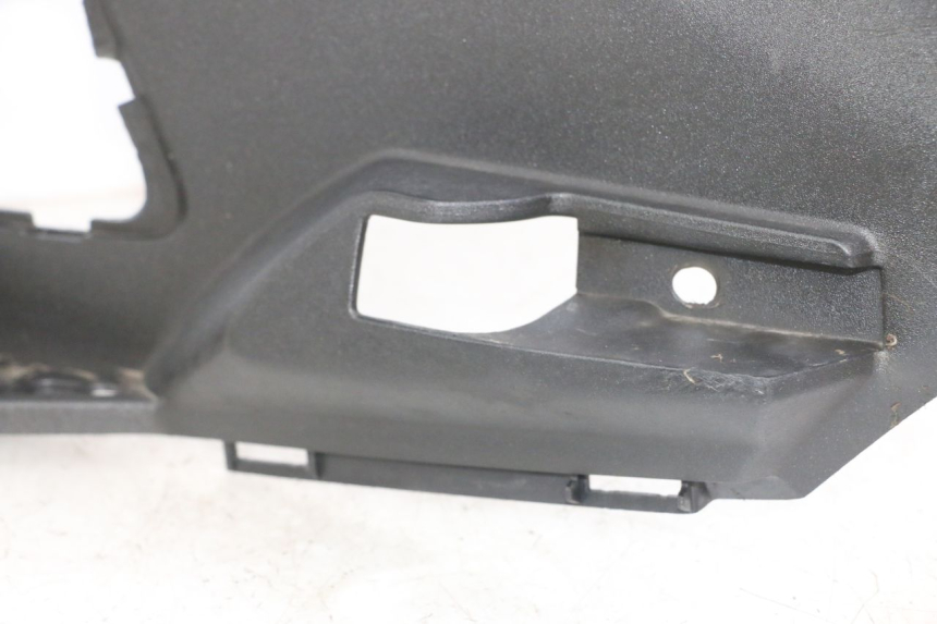 photo de TAPA REPOSAPIES IZQUIERDA PEUGEOT SATELIS 125 (2013 - 2018) - Primer plano técnico