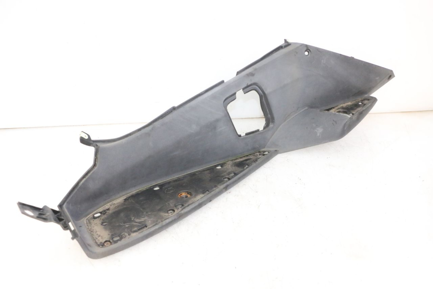 photo de TAPA REPOSAPIES IZQUIERDA PEUGEOT SATELIS 250 (2006 - 2012) - Detalle de la pieza