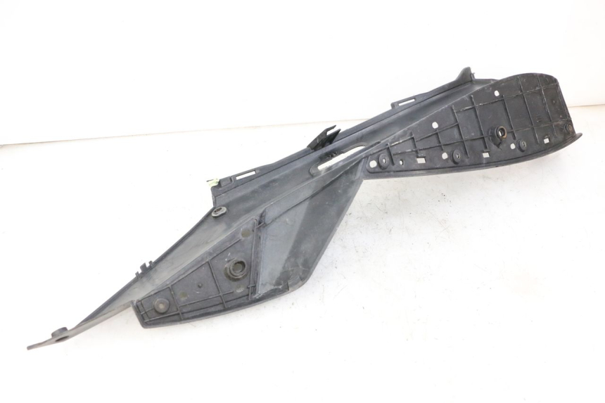 photo de TAPA REPOSAPIES IZQUIERDA PEUGEOT SATELIS 250 (2006 - 2012) - Primer plano técnico