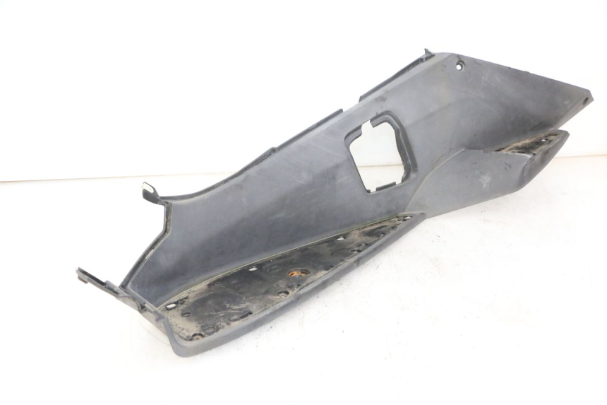 photo de TAPA REPOSAPIES IZQUIERDA PEUGEOT SATELIS 250 (2006 - 2012) - Estado de la superficie y material