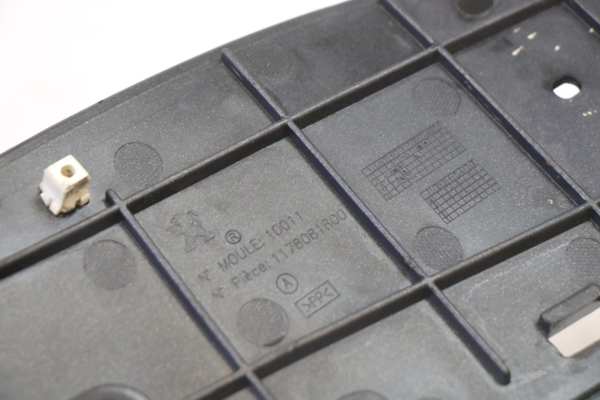 photo de TAPA REPOSAPIES IZQUIERDA PEUGEOT SATELIS 125 (2013 - 2018) - Otra vista del artículo