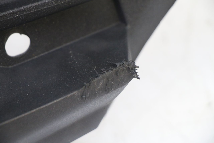 photo de TAPA REPOSAPIES IZQUIERDA PEUGEOT SATELIS 125 (2013 - 2018) - Primer plano técnico